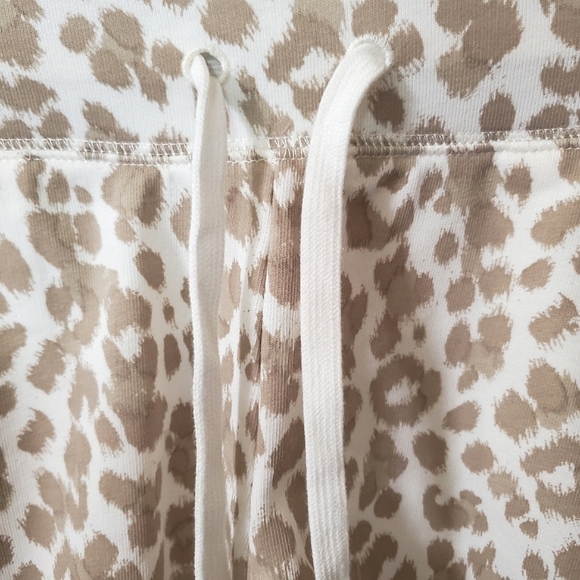 NWT Old Navy Animal Print Khaki Beige & Cream Drawstring Waist Shorts Women's XS - Picture 7 of 7
